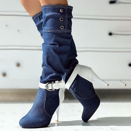 Hellblaue Denim-Stilettostiefel für Damen – Slouch-Stiefel mit Schnallenriemen und hohem Absatz und weißem Besatz für modischen Streetstyle und zum Ausgehen Image
