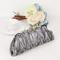 Abendclutch aus weißem Satin mit Plissee – elegante Handtasche mit floralem Metallrahmen für Hochzeiten, Cocktails und formelle Anlässe