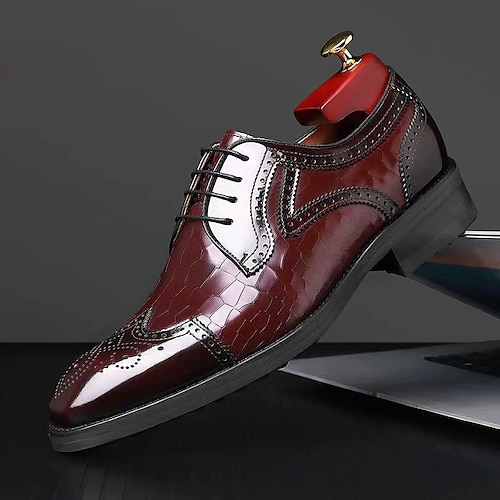 Burgunderrote Oxford-Schuhe aus Lackleder für Herren mit Brogue-Details und Krokodilmuster – elegante Schnürschuhe für formelle Anlässe Image