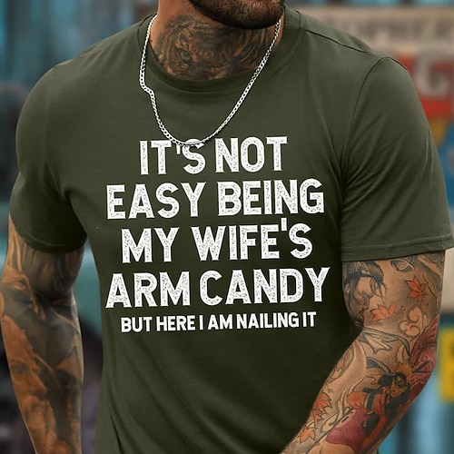 Herren Grafik T-Shirt Es ist nicht einfach das Arm Candy meiner Frau zu sein aber hier bin ich und mache es großartig - Lustiges Familienhumor T-Shirt mit kurzen Ärmeln Image