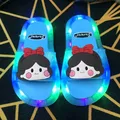 Cla353pper scarpe per bambini moda LED pantofole per bambini luminescenti 2023 estate nuove scarpe