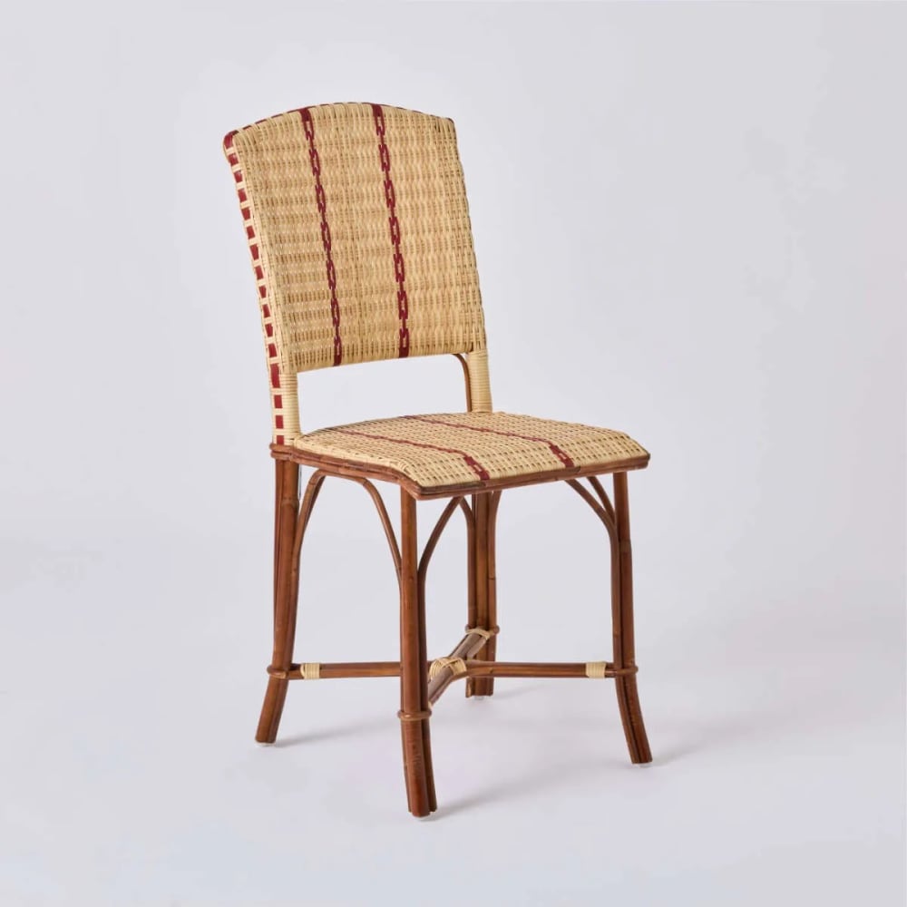 Chaise en rotin et résine beige avec liseré rouge