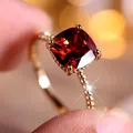 Charme 18 Karat vergoldet roten Stein quadratischen Schnitt Prinzessin Ring für Frauen Mädchen
