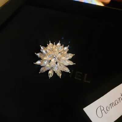 Strass Blumen brosche für Frauen leichte Luxus Anzug Pins für Kleid Mode accessoires Großhandel