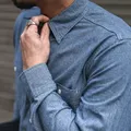 Nicht serienmäßiges klassisches Chambray-Shirt Frühlings-Herren-Arbeits hemd mit zwei Taschen