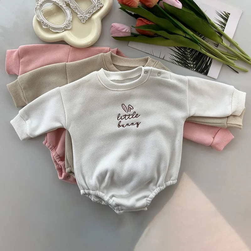 Neutraler Baby-Langarm-Plüsch-Winterstrampler mit „Little Bunny“-Buchstaben und Stickerei Image