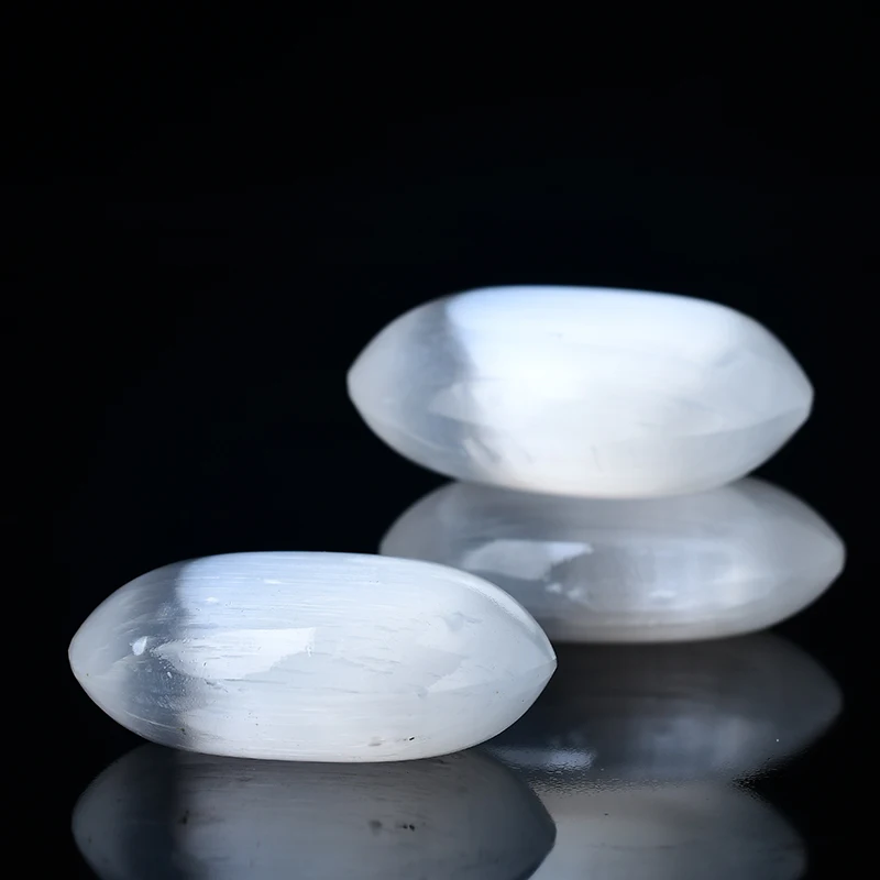 1pc natürliche weiße Selenit Gips ovale Form Mineral Probe Ornamente Stein heilung Gesundheits wesen spielen mit Händen Massag Geschenke Image