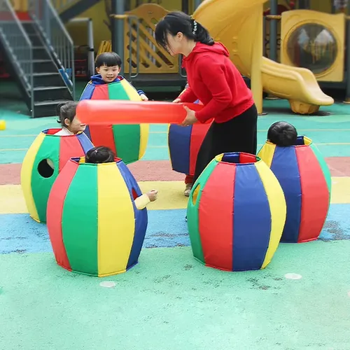 Bunte Pinguin Kinder Outdoor-Sportarten treffen Spaß Sportspiele Spielzeug spielen Maulwurf Pinguin
