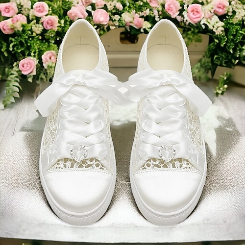 Brautschuhe mit Spitze für Hochzeiten im Freien und im Garten – bequeme Brautschuhe mit Schnürsenkeln aus Schleifenband Image
