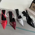 Big Size nuovo nel 2024 moda fibbia In metallo tacchi da donna scarpe rosse scarpe a punta femminili