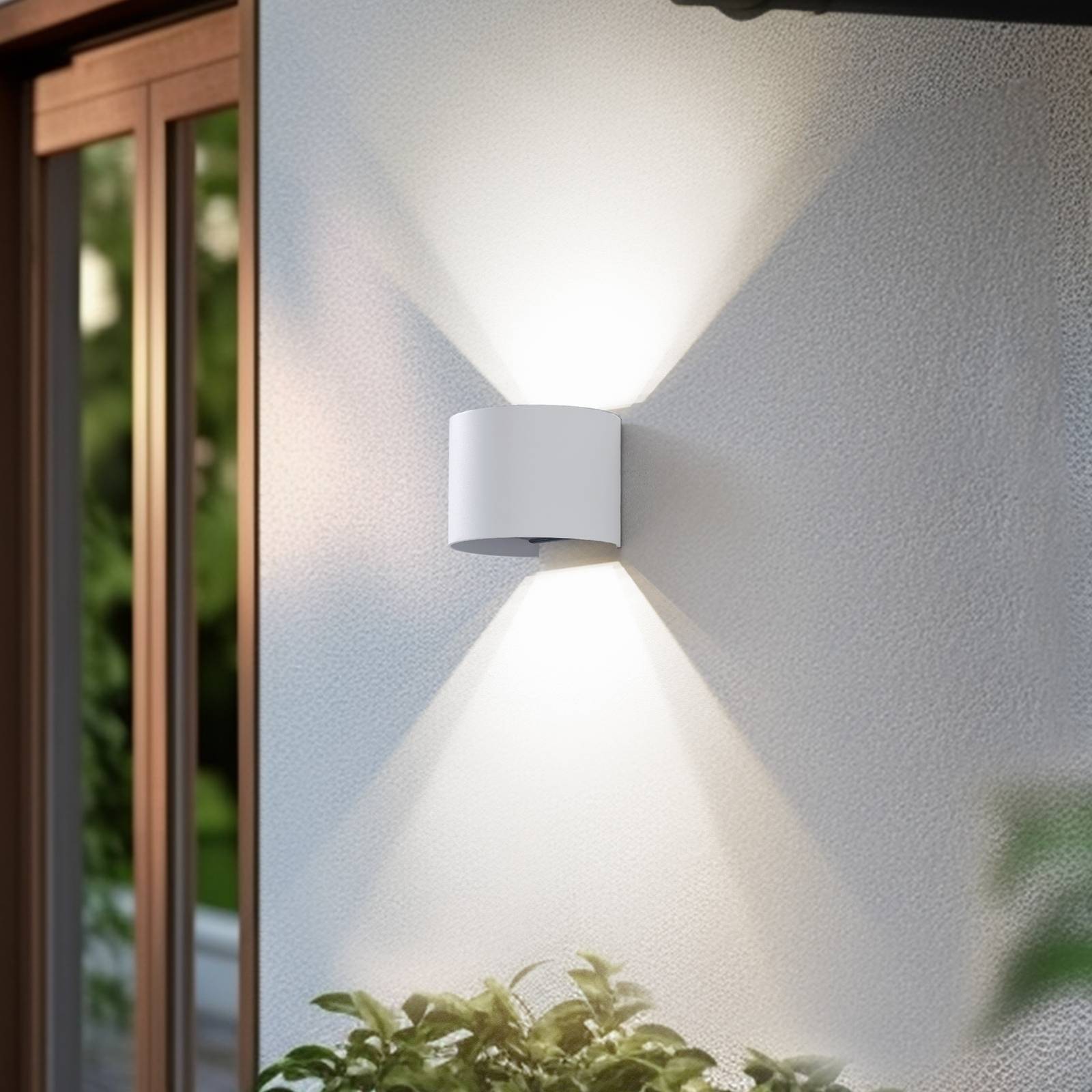 Lindby Smart LED-Außenwandlampe Dara weiß rund CCT RGB Tuya Lindby, dimmbar, weiß / opal, Kunststoff, Modern, Smart Home Wandleuchte außen