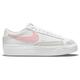 NIKE Damen Freizeitschuhe W BLAZER LOW PLATFORM, Größe 42 ½ in WHITE/PINK GLAZE-SUMMIT WHITE-BLACK