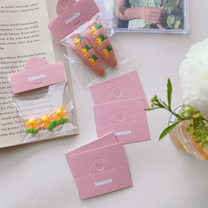 100pcs Cute Pink Paper Label Tag Cards Foldable Hole Handmade Hiar Clip Stud Earring Jewelry Packaging Display Bags Supplier