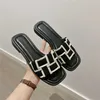 Schwarz-weiß karierte Hausschuhe, Damen tragen 2024 Sommer neue Flip-Flops, flache Strands chuhe, Damenschuhe