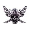 Spilla teschio e ossa incrociate con cappello e stemma spade incrociate come un pirata!
