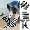 Chaussettes classiques en coton à 5 doigts pour hommes rayures noires et blanches chaussettes de