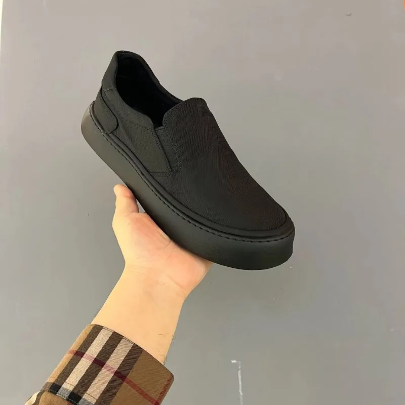 Plattform Freizeit schuhe für Männer Slip-On coole junge Schuhe Straße reine schwarze Schuhe atmungsaktive flache Herren Freizeit schuhe plus Größe 45 Image