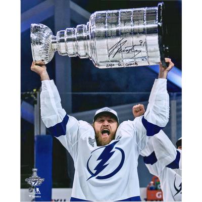 Von Steven Stamkos, Tampa Bay Lightning, signiertes 16" x 20" Foto des Stanley Cup Champions 2020 mit der Aufschrift „2020 SC Champs“ Image