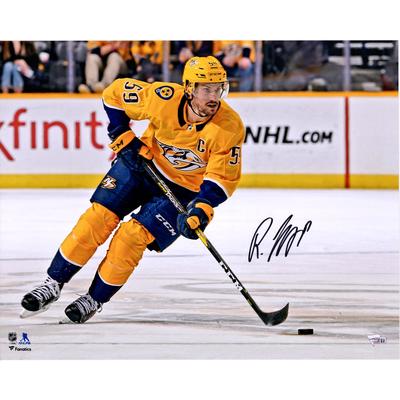 Roman Josi, Nashville Predators, signiertes 16" x 20" großes Eiskunstlauffoto in Goldtrikot Image