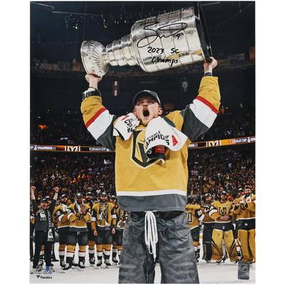 Jack Eichel Vegas Golden Knights signiertes 2023 Stanley Cup Champions 16" x 20" Raising Cup Foto mit der Aufschrift "2023 SC Champs" Image