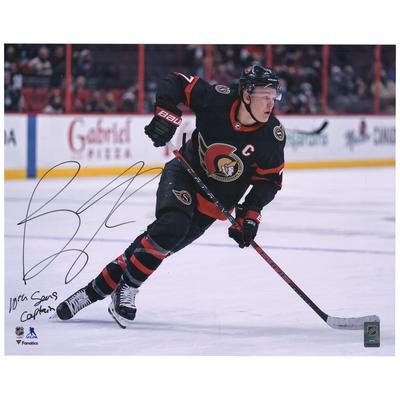 Brady Tkachuk, Ottawa Senators, signiertes Eiskunstlauffoto, 16 x 20 Zoll, schwarzes Trikot, mit der Aufschrift „10th Sens Captain“ Image