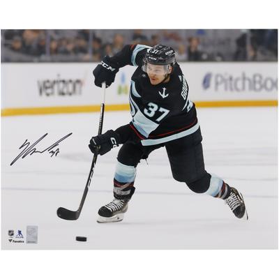 Autogrammfoto vom Shooting mit dem Seattle Kraken von Yanni Gourde (16 x 20 Zoll) in Navy-Trikot Image