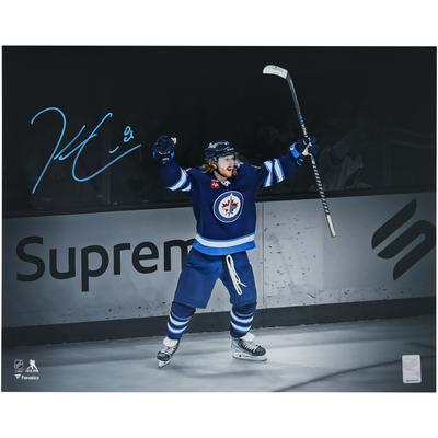 Kyle Connor Winnipeg Jets signiertes 16" x 20" blaues Trikot, Feier-Spotlight-Foto Image