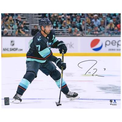 Jordan Eberle Seattle Kraken signiertes Eiskunstlauffoto, 16 x 20 Zoll, tiefseeblaues Trikot Image