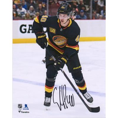 Signiertes Eiskunstlauffoto von Elias Pettersson von den Vancouver Canucks, 20,3 x 25,4 cm, in schwarzem Ausweichtrikot Image