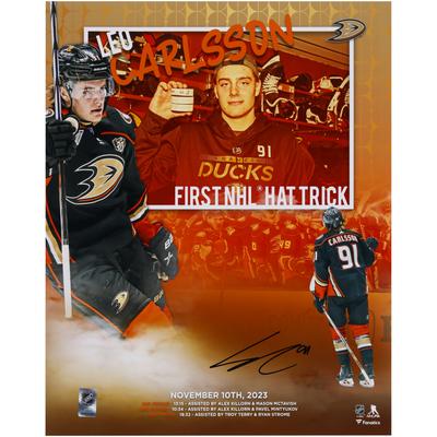 Leo Carlsson, Anaheim Ducks, signiertes 16 x 20 Zoll großes stilisiertes Foto mit dem ersten NHL-Hattrick Image