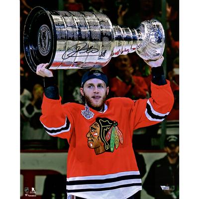 Patrick Kane Chicago Blackhawks signiertes 16" x 20" Foto „Raising Cup“ 2015 Image