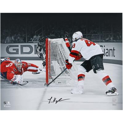 Von Luke Hughes, New Jersey Devils, signiertes 16" x 20" großes NHL-Tor-Spotlight-Foto Image