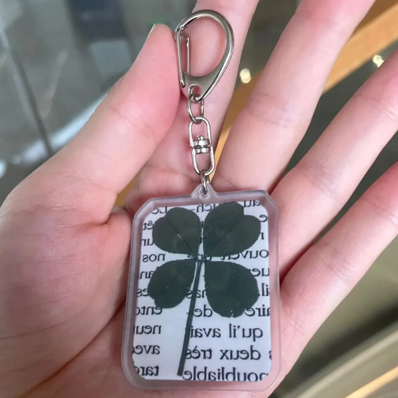 TV Königin der Tränen Cosplay Kim Ji Won Schlüsselanhänger Vierblättriges Kleeblatt Zweiseitiger Schlüsselanhänger Acryl Anhänger Schlüsselanhänger Zubehör Geschenke Image