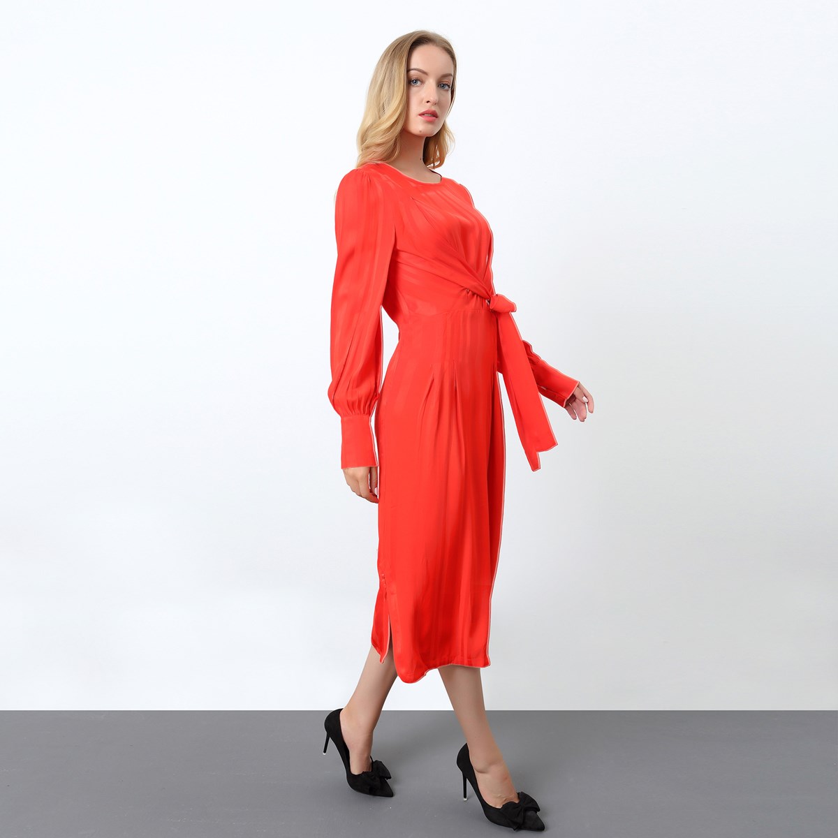 Drapiertes Kleid mit langen Ärmeln und Schnur an der Seite Image