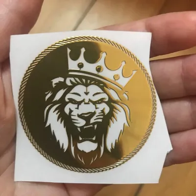 51mm MT-063 coole schwarz goldene Metall König Löwe Aufkleber Aufkleber für Auto Handy Notebook Laptop Gitarre DIY Aufkleber Image