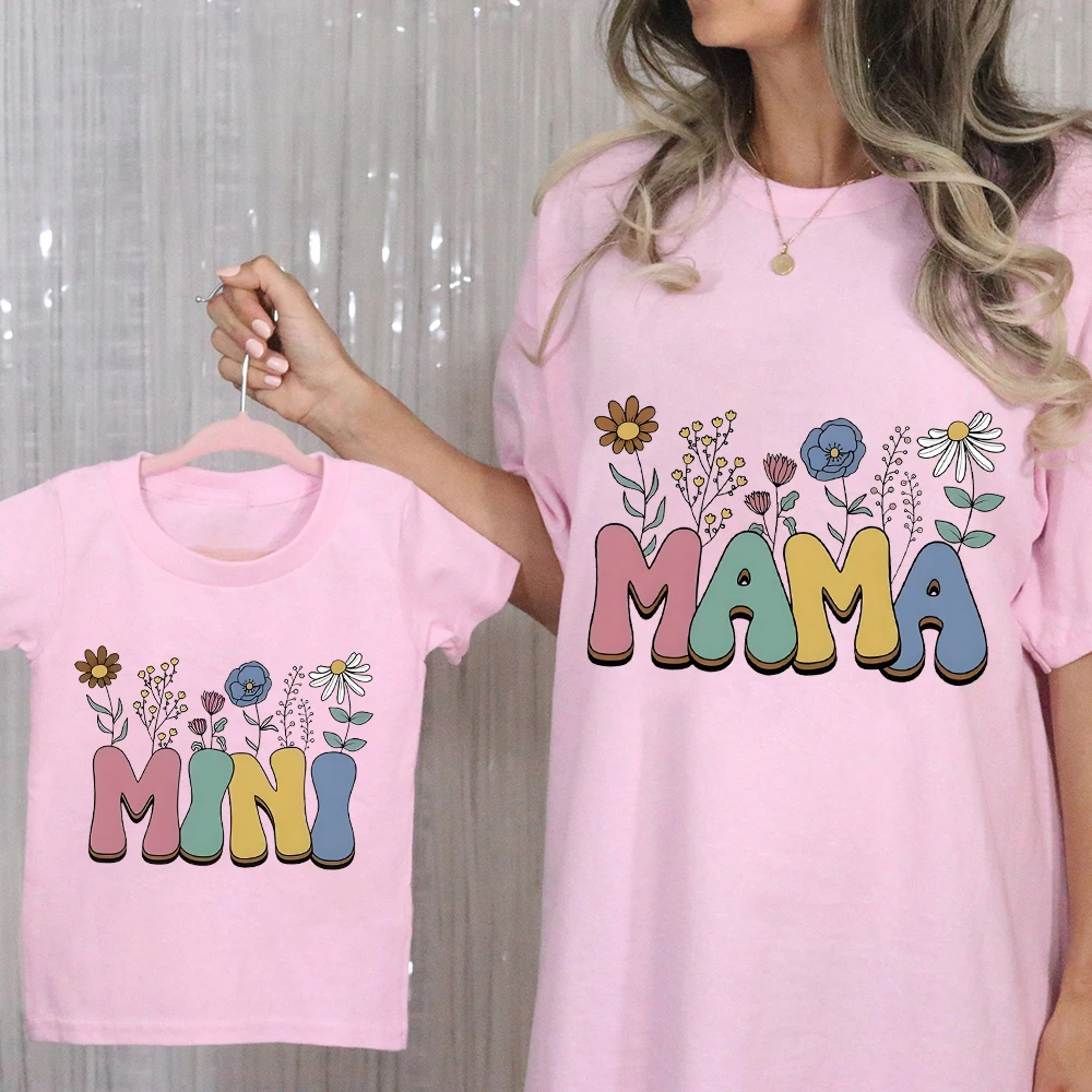 2-teiliges, farbenfrohes Blumen-Buchstabe-MAMA und MINI, passende Familien-Outfits, Muttertagsgeschenk, gesegnetes Freizeit-Spaß-T-Shirt für Mama und Kinder Image