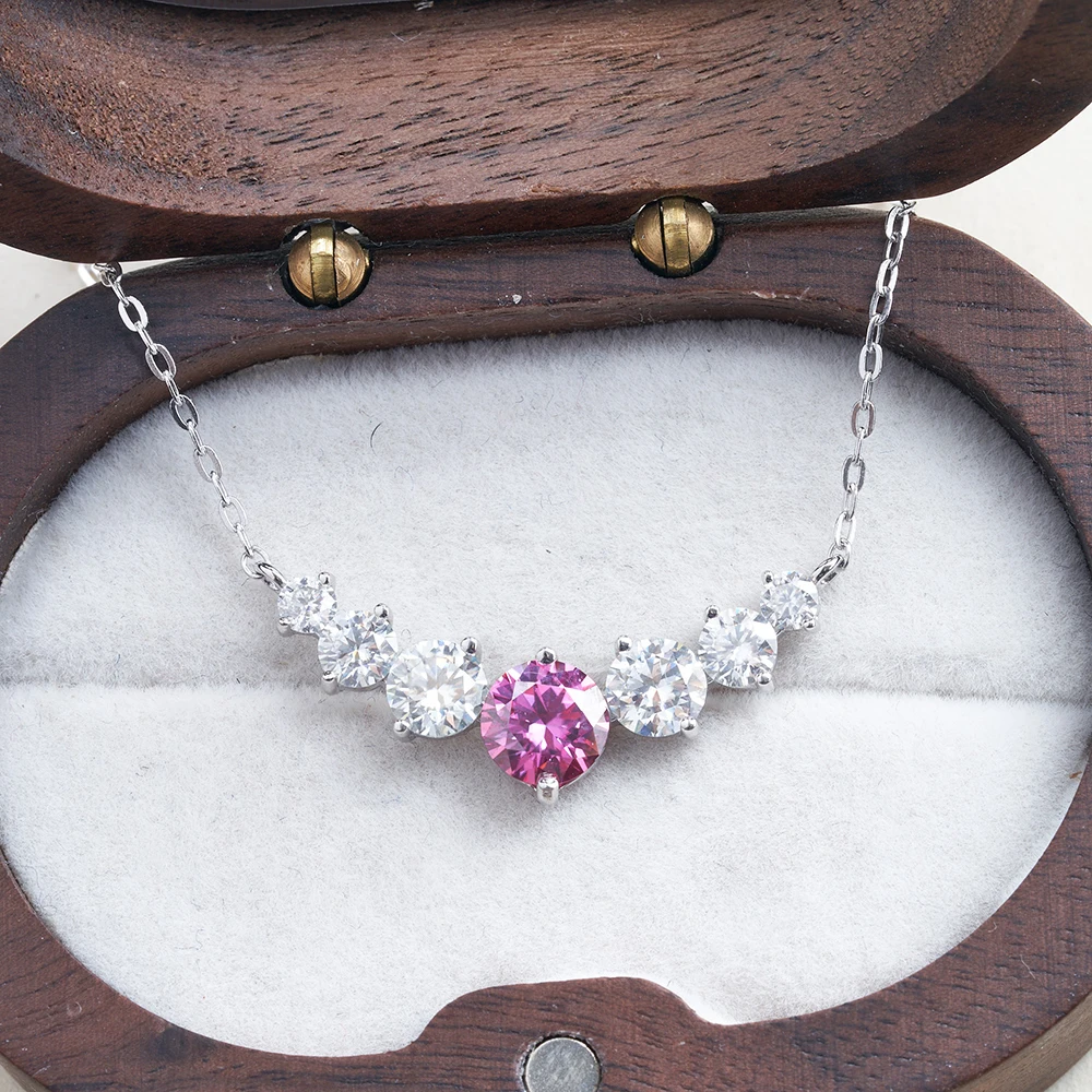 Joyce Kelly Halskette mit 5 Moissanit-Steinen für Damen, Hochzeitsschmuck mit GRA-zertifiziertem 925er-Sterlingsilber, 18 Karat Weißgold vergoldet Image