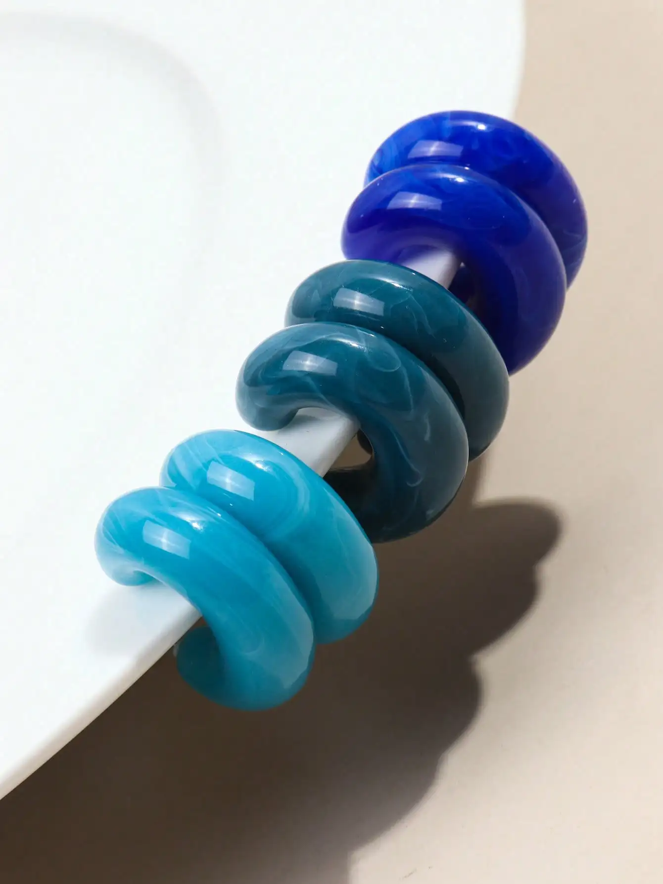 3 Paar blaue Acryl-Ohrringe mit klobigem, unregelmäßigem Kreis für Damen, Vintage, rund, C-Form, Huggies-Ohrring, Boho-Modeschmuck Image