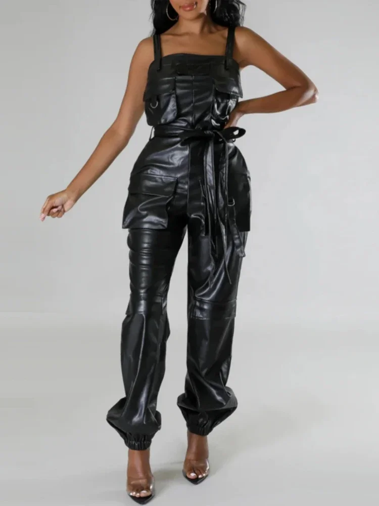 Schwarze matte Leder Cargo hose Overall Frauen Stretch Pu Stram pler mit Taschen gürtel Damen schicke ärmellose Overalls Party benutzer definierte Image