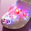 1PCS Rosa LED Schuh Charms Nette Tiere Katze Schwein Weihnachten Baum Leuchtende Schuh Schnalle Pins für Frauen Clog Zubehör jeans Anhänger