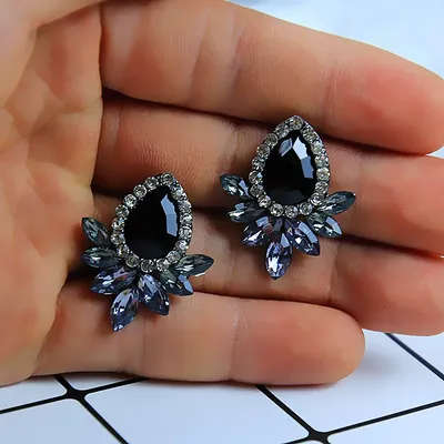 2023 Beautiful Flower Shape Crystal Stone Piercing Earrings Black Flower Rhinestone Stud Earrings