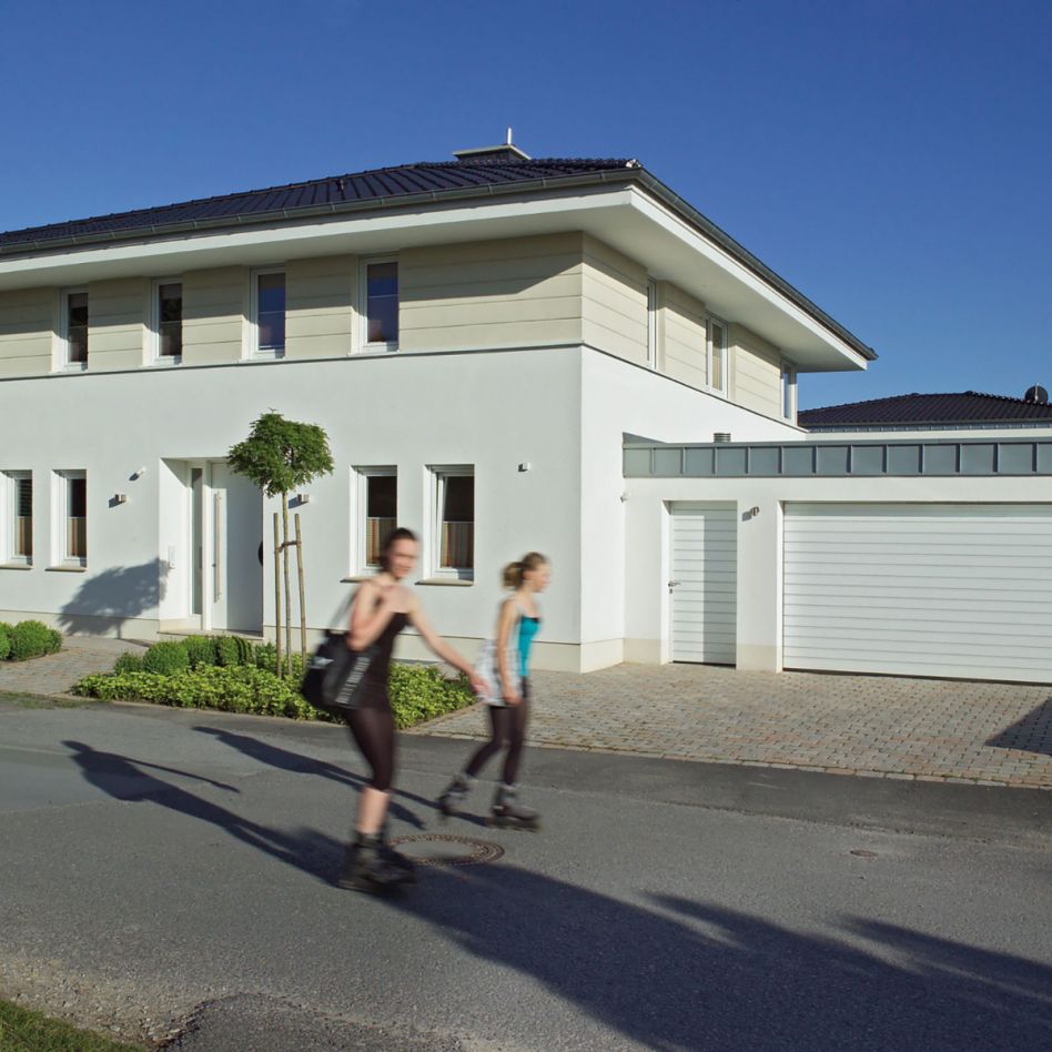 HÖRMANN Sektionaltor LPU42 mit Zarge S-Sicke verkehrsweiß, Zarge mit N-Beschlag, 2315x2205 mm Image