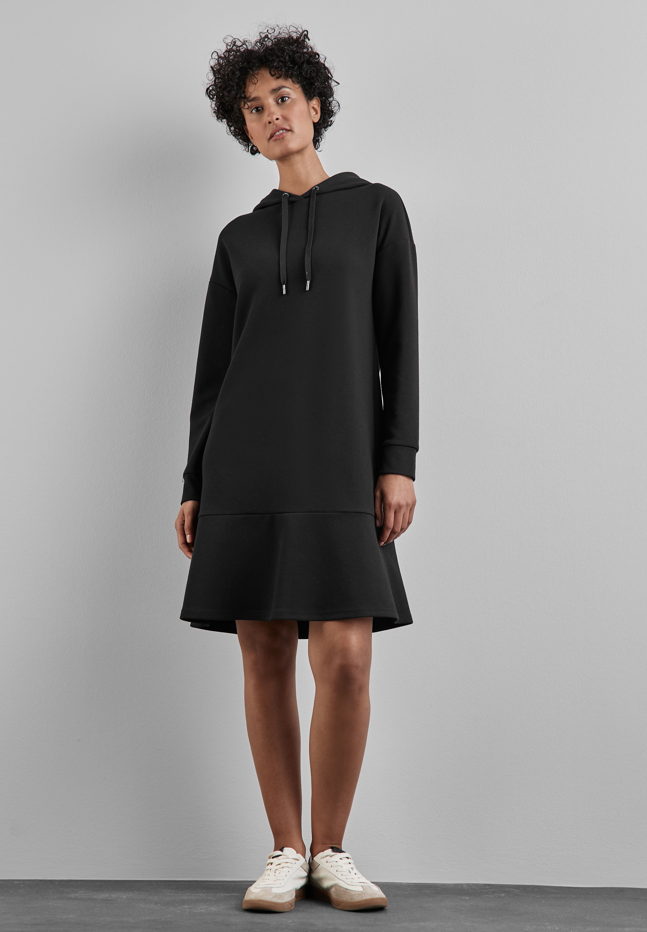 Sweatkleid STREET ONE, Damen, Gr. 36, EURO-Größen, schwarz, Stoff, 68% Polyester, 28% Viskose, 4% Elasthan, unifarben, casual, gerade knieumspielend, ohne Ausschnitt, Bündchen, Kleider, mit Kapuze Image