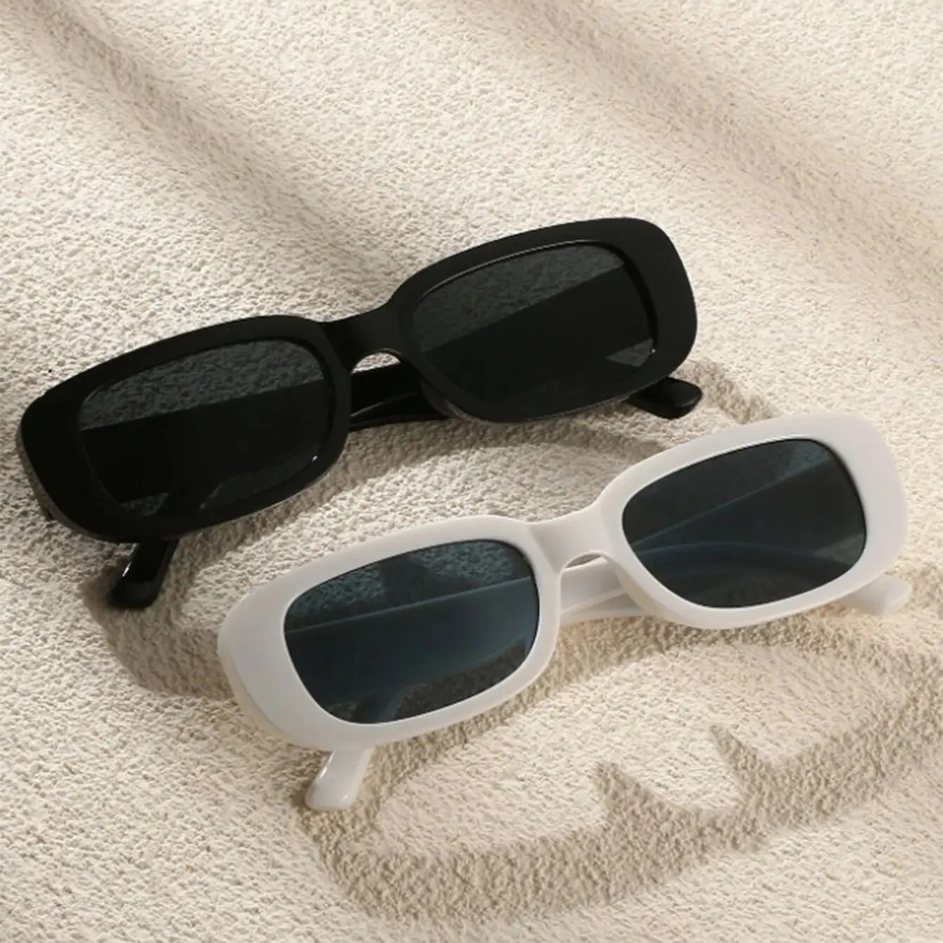 2Pcs Mode Kleine Quadratische Rahmen Sonnenbrille Kombination Schwarz Weiß Set Retro Stil Nette Damen Täglichen Urlaub Dekoration Gläser Image
