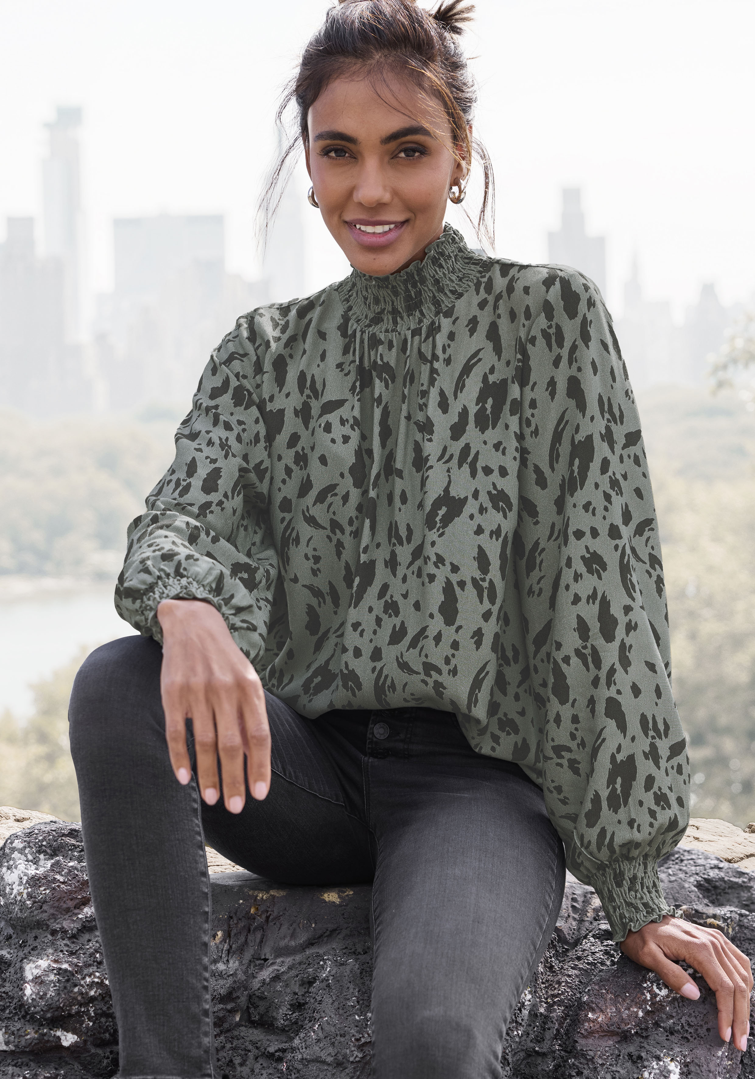 Langarmbluse LASCANA, Damen, Gr. 34, grün (grün, schwarz bedruckt), Web, Obermaterial: 100% Viskose, gemustert, figurumspielend hüftlang, ohne Ausschnitt, Smokbündchen, Blusen, mit Animalprint, Leo-Optik, elegante Druckbluse, modisch, Topseller