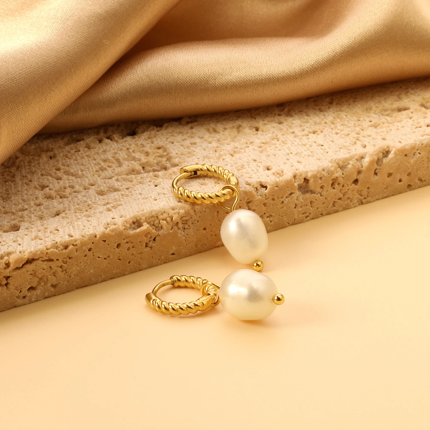 Neue Stil Mädchen Modische Süße Edelstahl Spitze Weiße Perle Anhänger Vergoldet Ohrringe Partei Schmuck Licht Luxus Geschenk Image