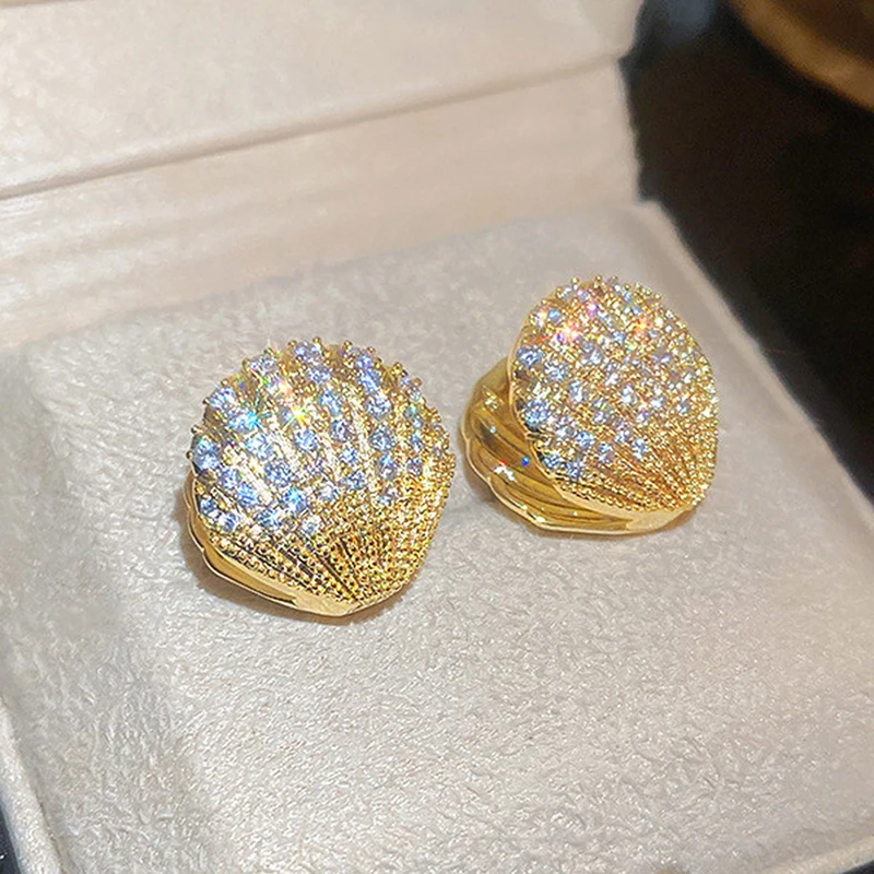Huitan Kreative Shell Ohrringe für Frauen Voll Funkelnden Zirkonia Gold Farbe Luxus Weibliche Zubehör Party Trendy Schmuck Image