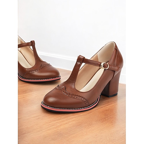 braune Mary-Jane-Pumps mit T-Riemen und Brogue-Details im Vintage-Stil für Damen – klobige Absätze fürs Büro, Retro-Mode und legere Anlässe