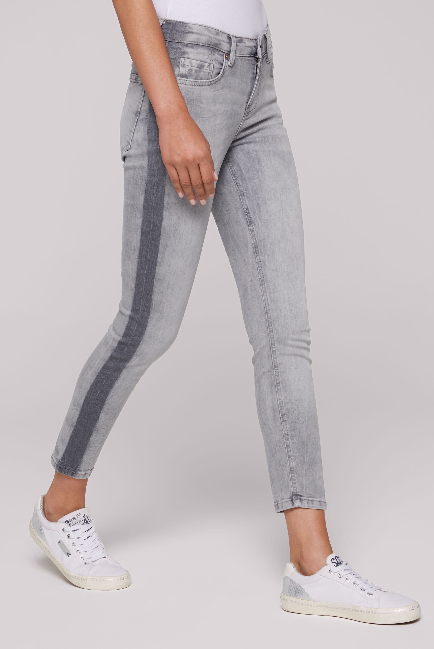 Slim-fit-Jeans SOCCX, Damen, Gr. 34, Normalgrößen, grau, Material: 98% Baumwolle, 2% Elasthan, Zusatz: Enthält nichttextile Teile tierischen Ursprungs (Badge), bedruckt, slim fit, Jeans, mit verkürztem Bein Image