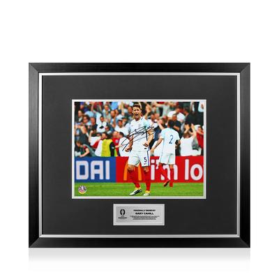 Offizielles signiertes und gerahmtes England-Foto von Gary Cahill (UEFA 2024): Leader of Lions Image